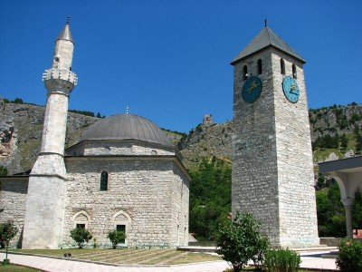 Livno-dzamija i sahat kula na Topovima.jpg